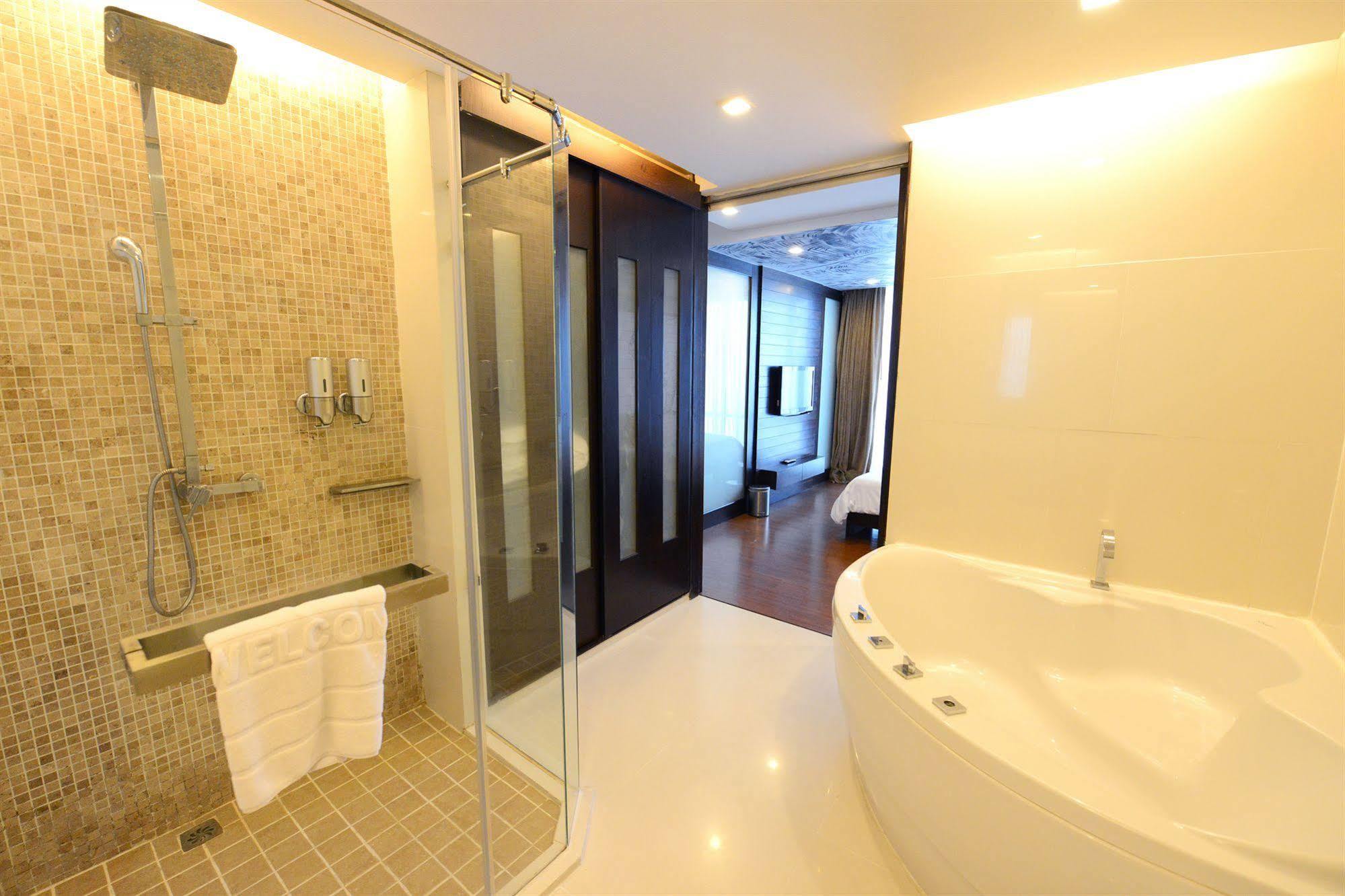 Vacio Suite Bangkok Extérieur photo