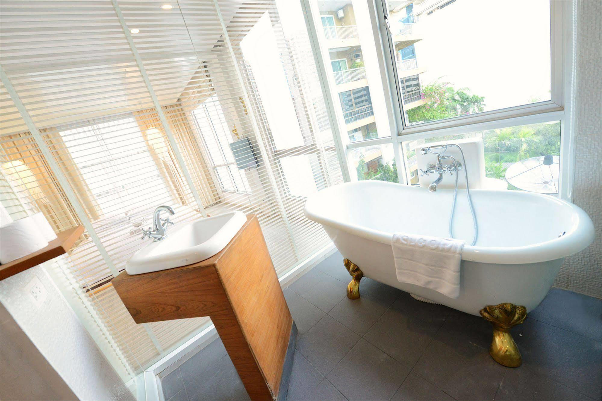 Vacio Suite Bangkok Extérieur photo